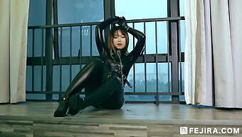 Erlebe Den Nervenkitzel Der Dominanz Mit Einem Asiatischen Girl Beim Latex Bondage