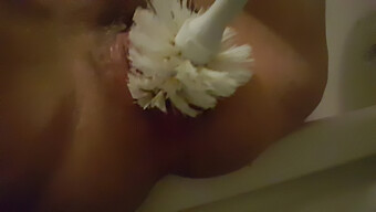 Amateur Fat Girl Gets Her Loose Pussy Pounded With A Toilet Brush