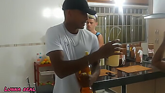 Os amigos e a esposa do marido têm um encontro quente no mesmo quarto