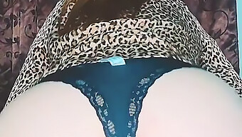 Forførende Og Fantastisk Latina Milf Krænger Sine Leggings Af I Hjemmelavet Video