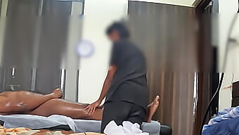 Heimlich Aufgenommene Massage-Session Mit Vollbusiger Kundin