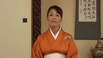 Japanilainen Milf Syö Pillua Vuonna 69