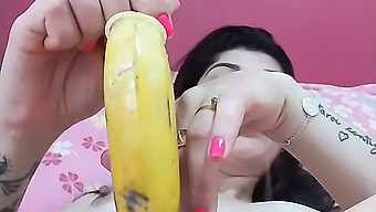 Latina Menakjubkan Dalam Lingerie Menerima Pisang Besar