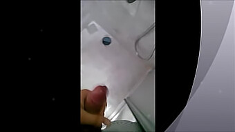 Masturbation en POV avec une adolescente qui jouit