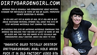 Dirtygardengirl Donna Flower Reitet Massiven Dildo Bis Zum Analprolaps In Einer Öffentlichen, Verlassenen Fabrik