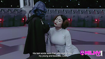 Dans Cette Parodie De Star Wars, Le Sage Et Puissant Maître Yoda Surprend Tout Le Monde Avec Sa Rencontre Passionnée Avec La Belle Princesse Leia.Connue Pour Son Apparence Époustouflante Et Ses Performances Captivantes, Les Atouts De La Princesse Leia Sont Mis En Valeur Dans Cette Scène Chaude.Avec Ses Compétences Expertes, Elle S'Engage Avec Empressement Dans Une Fellation Alléchante Avant De Se Livrer À Une Aventure Intense Et Satisfaisante. Cette Scène Met En Évidence Une Variété D'Activités Alléchantes, Y Compris Un Striptease Séduisant, Une Rencontre Palpitante Avec Un Nain Et L'Exploration De Petits Et Gros Seins. Préparez-Vous À Être Captivé Par Cette Expérience Inoubliable Qui Célèbre La Beauté D'Un Cul Bien Monté.