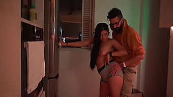 Una Belleza Colombiana Seduce A Cipriani En Su Cocina Casera