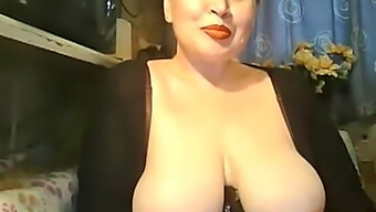 Busty Mødre Viser Deres Kurver På Webcam