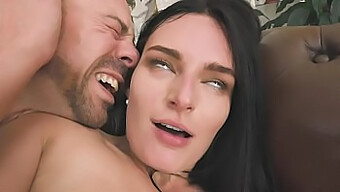 Erik Everhard Satisfaz O Tédio De Leanne Lace Com Prazer Oral E Vaginal