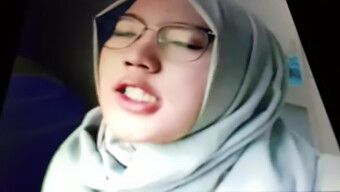 Lelaki Muslim Merangsang Diri Dengan Imej Wanita Muslim