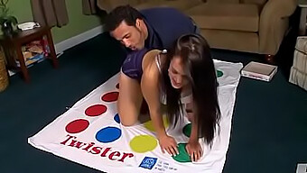 Yaz egy érzéki twister játékban.