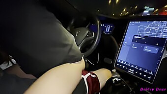 Bailey Base, Ein Charmantes Und Attraktives Teenager-Mädchen, Betreibt Sexuelle Aktivitäten Mit Ihrem Tinder-Match In Seinem Tesla, Während Er Die Autopilot-Funktion Des Fahrzeugs Bedient. Das Video Wird In High Definition 4k Aufgenommen