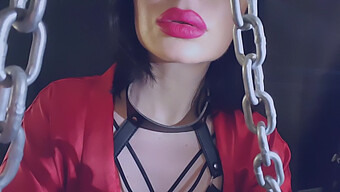 Mistress Emma'Nın Femdome'Da Kırbaçlama Ve Dildo Oyunu