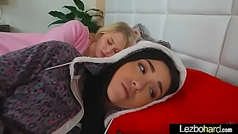 مثليات شابات يستمتعن بلقاء ساخن مع لحس المؤخرة والكس