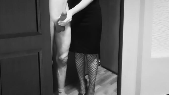 Rus olgun MILF el işi ve boşalma veriyor