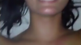 Amateurgirl gibt Mann Oral- und Facial