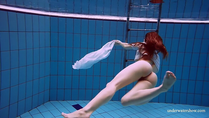 Plongez dans une performance sous-marine sensuelle mettant en vedette de superbes modèles