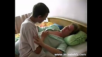 Madre Milf Y Joven Chico Se Involucran En Un Trío Tabú