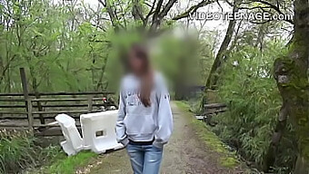 La prima audizione di una giovane ragazza per l'industria del porno