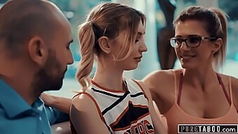 Cheerleader پشمالو با یک کیر بزرگ در یک سه نفره وحشی برخورد می کند