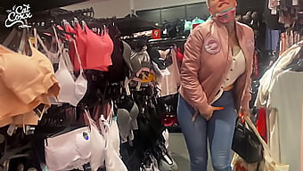 Mouillée Et Sauvage: Une Milf Se Fait Télécommander Dans Un Centre Commercial Public