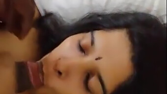 El coño apretado de la chica Desi recibe placer en un video HD