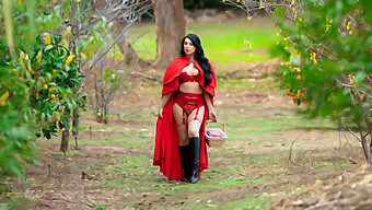 El Encuentro Apasionado De Kleio Valentien Y Red Riding Hood