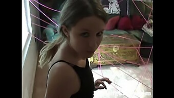 若い女の子がディルドでソロプレイに耽る - DarlingCams.com