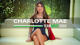 Η Εναρκτήρια Παράσταση Της Freshcomer Charlotte Mae Με Έντονο Φινίρισμα Στο Πρόσωπο