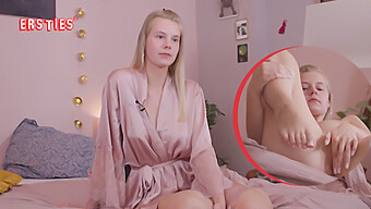 Jolien, Eine Blondine Mit Natürlichen Dicken Titten Spielt Gerne Fußball Und Gibt Sich Mit Sexy Dessous Dem Solo Vergnügen Hin