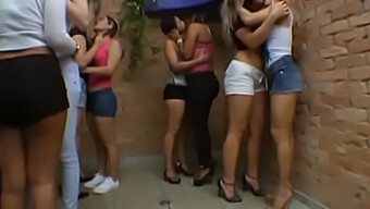 Karina Cruel Y Sus Chicas Se Entregan A Un Fetiche De Besos