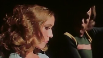 Le Retour De La Étudiante, Marilyn Chambers, Dans La Chambre Du Dortoir