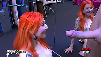 Mlada rdečelaska seks lutka dobi Bukkaked od skupine moških v videu 18+