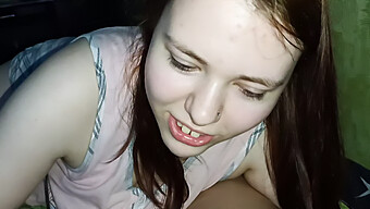 Deepthroat Blowjob Fra En Ung Teenager