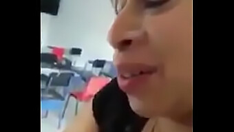 Guru MILF memberikan blowjob deep throat yang membersihkan saya