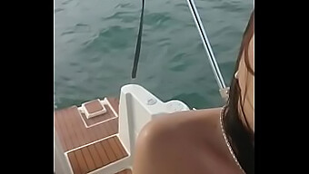 Une Balade En Bateau Sexy Se Transforme En Session De Sexe Torride